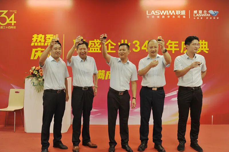 现场祝酒仪式 现场祝酒仪式